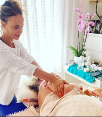 Silvia verde haciendo acupuntura