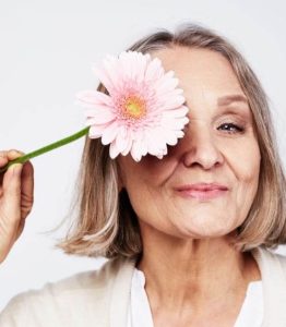 mujer en la menopausia que ha hecho acupuntura para la menopausia